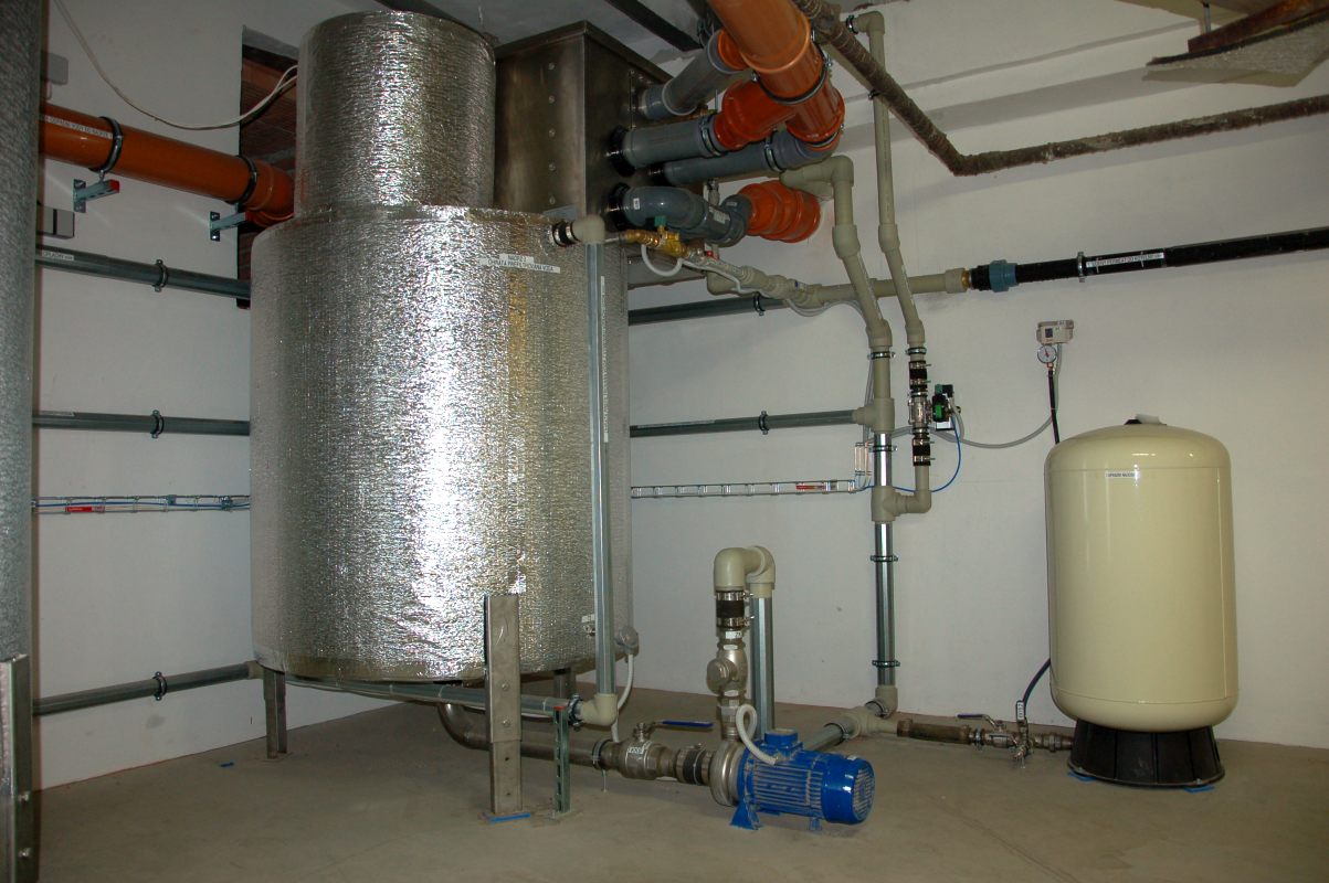 Filtrační systém a nádrž s automatickou sanitací